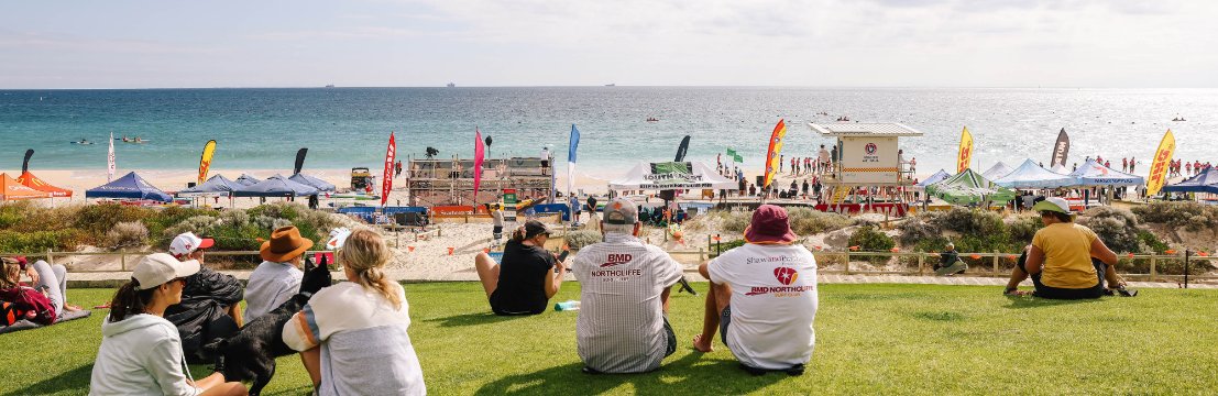 Image of visitors to Scarborough Beach for the Canoe Championships